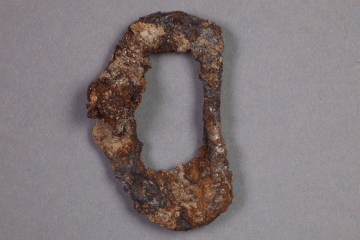 Schnalle aus Eisen von der Burg Hauenstein, Spessart, um 1400, Fd.-Nr. 020, H. 6,6 cm, Br. 3,9 cm