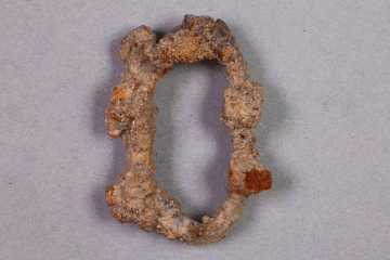 Schnalle aus Eisen von der Burg Hauenstein, Spessart, um 1400, Fd.-Nr. 345, H. 4,5 cm, Br. 3,7 cm
