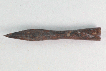 Armbrustbolzen vom Alten Schloss bei Kleinwallstadt, Kleinwallstadt (?), um 1250, Fd.-Nr. 284, H. 1,15 cm, Br. 8,26 cm