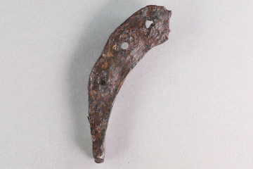 Fragment eines Hufeisens aus Eisen vom Alten Schloss bei Kleinwallstadt, Untermain, um 1250, Fd.-Nr. 431, H. 10,4 cm, Br. 5,4 cm