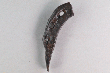 Fragment eines Hufeisens aus Eisen vom Alten Schloss bei Kleinwallstadt, Untermain, um 1250, Fd.-Nr. 106, H. 11,5 cm, Br. 3,8 cm