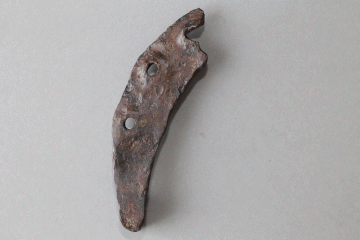 Fragment eines Hufeisens aus Eisen vom Alten Schloss bei Kleinwallstadt, Untermain, um 1250, Fd.-Nr. 123, H. 12,9 cm, Br. 4,1 cm