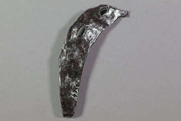 Fragment eines Hufeisens aus Eisen vom Alten Schloss bei Kleinwallstadt, Untermain, um 1250, Fd.-Nr. 431, H. 10,2 cm, Br. 2,5 cm