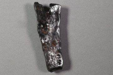 Fragment eines Hufeisens aus Eisen vom Alten Schloss bei Kleinwallstadt, Untermain, um 1250, Fd.-Nr. 431, H. 7,4 cm, Br. 2,8 cm