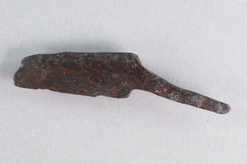 Fragment einer Messerklinge vom Alten Schloss bei Kleinwallstadt, Untermain, um 1250, Fd.-Nr. 341, H. 1,9 cm, Br. 6,85 cm