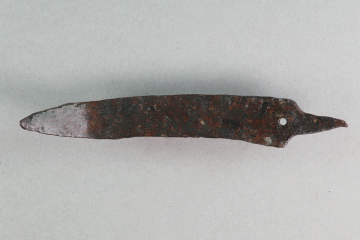 Fragment einer Messerklinge vom Alten Schloss bei Kleinwallstadt, Untermain, um 1250, Fd.-Nr. 288, H. 1,9 cm, Br. 12,46 cm