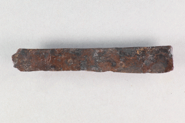Fragment einer Messerklinge vom Alten Schloss bei Kleinwallstadt, Untermain, um 1250, Fd.-Nr. 226, H. 1,47 cm, Br. 8.8 cm