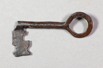 Schlüssel aus Eisen vom Alten Schloss bei Kleinwallstadt, Untermain, um 1250, Fd.-Nr. 175, H. 3,7 cm, Br. 7,31 cm