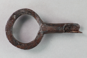 Fragment eines Schlüssels aus Eisen vom Alten Schloss bei Kleinwallstadt, Untermain, um 1250, Fd.-Nr. 288, H. 4,7 cm, Br. 8,9 cm