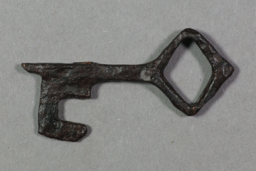 Schlüssel aus Eisen vom Alten Schloss bei Kleinwallstadt, Untermain, um 1250, Fd.-Nr. 289, H. 3,1 cm, Br. 5,51 cm