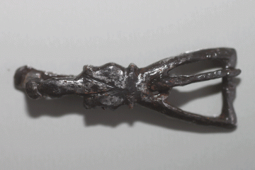 Schnalle einer Spore aus Eisen vom Alten Schloss bei Kleinwallstadt, Untermain, um 1250, Fd.-Nr. 439, H. 1,6 cm, Br. 4,2 cm