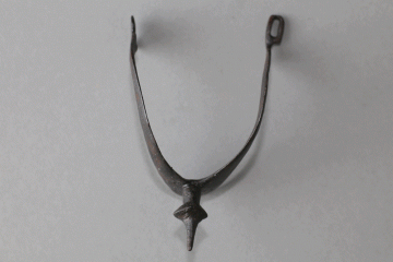 Sporn aus Eisen vom Alten Schloss bei Kleinwallstadt, Untermain, um 1250, Fd.-Nr. 343, H. 8,0 cm, Br. 12,4 cm