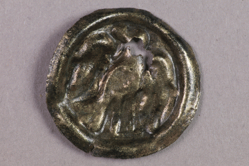 Niet mit Adler vom Kugelberg bei Goldbach, Spessart, zweites Drittel 12. Jahrhundert, Fz.-Nr. 121, H. 2,40 cm, Br. 2,44 cm