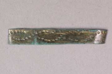 Fragment des Besatzes eines Gürtels (?) vom Kugelberg bei Goldbach, Spessart, zweites Drittel 12. Jahrhundert, Fz.-Nr. 053, H. 0.7 cm, Br. 4,5 cm