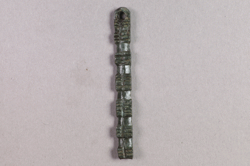 Fragment des Besatzes eines Gürtels (?)vom Kugelberg bei Goldbach, Spessart, zweites Drittel 12. Jahrhundert, Fz.-Nr. 259, H. 4,74 cm, Br. 0,50 cm