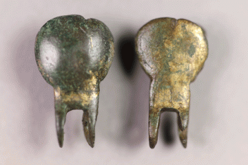 Fragment von zwei Besätzen eines Gürtels vom Kugelberg bei Goldbach, Spessart, zweites Drittel 12. Jahrhundert, Fz.-Nr. 035, H. 2,0 cm, Br. 1,2 cm