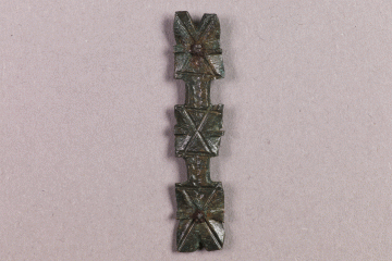 Fragment des Besatzes eines Gürtels oder einer Messerscheide vom Kugelberg bei Goldbach, Spessart, zweites Drittel 12. Jahrhundert, Fz.-Nr. 115, H. 3,75 cm, Br. 0,79 cm