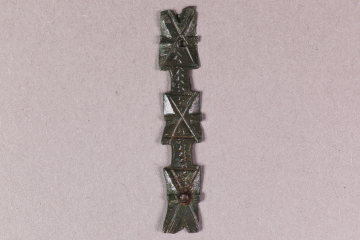 Fragment des Besatzes eines Gürtels oder einer Messerscheide vom Kugelberg bei Goldbach, Spessart, zweites Drittel 12. Jahrhundert, Fz.-Nr. 209, H. 3,98 cm, Br. 0,70 cm