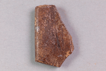 Fragment einer Glasscheibe vom Kugelberg bei Goldbach, Spessart, zweites Drittel 12. Jahrhundert, Fz.-Nr. 075, H. 3,5 cm, Br. 2,2 cm