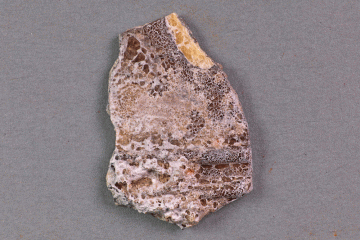 Fragment eines Hohlgralses mit Fadenauflage vom Kugelberg bei Goldbach, Spessart, zweites Drittel 12. Jahrhundert, Fz.-Nr. 075, H. 3,06 cm, Br. 2,06 cm