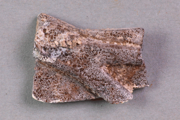 Fragment eines Hohlgralses mit Fadenauflage vom Kugelberg bei Goldbach, Spessart, zweites Drittel 12. Jahrhundert, Fz.-Nr. 075, H. 2,5 cm, Br. 2,93 cm
