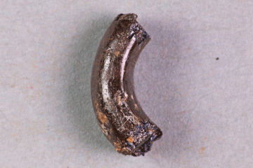 Fragment eines Glasings vom Kugelberg bei Goldbach, Spessart, zweites Drittel 12. Jahrhundert, Fz.-Nr. 120, H. 1,37 cm, Br. 0,64 cm, T. 0,53 cm