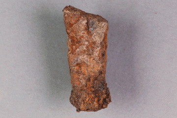 Fragment eines Hufeisens vom Kugelberg bei Goldbach, Spessart, zweites Drittel 12. Jahrhundert, Fz.-Nr. 064, H. 2,8 cm, Br. 1,15 cm