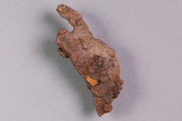 Fragment eines Hufeisens vom Kugelberg bei Goldbach, Spessart, zweites Drittel 12. Jahrhundert, Fz.-Nr. 215, H. 6,05 cm, Br. 2,8 cm