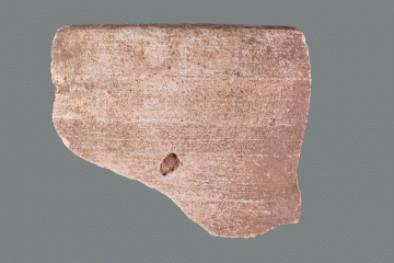 Fragment der Mündung einer Becherkachel mit gekniffenem Fuß vom Kugelberg bei Goldbach, Spessart, zweites Drittel 12. Jahrhundert, Fz.-Nr. 002