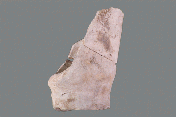 Fragment des Fußes einer Becherkachel mit gekniffenem Fuß vom Kugelberg bei Goldbach, Spessart, zweites Drittel 12. Jahrhundert, Fz.-Nr. 002