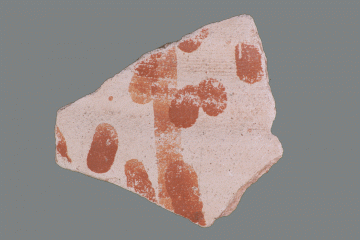 Fragment einer Tüllenkanne mit Bemalung vom Kugelberg bei Goldbach, Spessart, zweites Drittel 12. Jahrhundert, Fz.-Nr. 019
