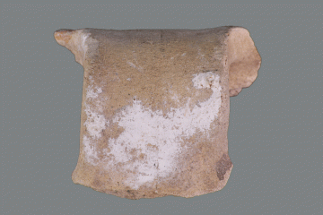Fragment einer Tüllenkanne mit Bemalung vom Kugelberg bei Goldbach, Spessart, zweites Drittel 12. Jahrhundert, Fz.-Nr. 098