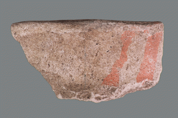 Fragment eines Bechers mit Bemalung vom Kugelberg bei Goldbach, Spessart, zweites Drittel 12. Jahrhundert, Fz.-Nr. 098