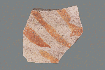 Fragment einer Tüllenkanne mit Bemalung vom Kugelberg bei Goldbach, Spessart, zweites Drittel 12. Jahrhundert, Fz.-Nr. 019