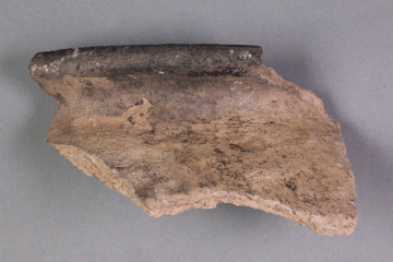 Fragment eines Kugeltopfes vom Kugelberg bei Goldbach, Spessart, zweites Drittel 12. Jahrhundert, Fz.-Nr. 019