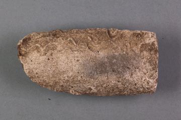 Fragment eines Aquamanile (?) vom Kugelberg bei Goldbach, Spessart, zweites Drittel 12. Jahrhundert, Fz.-Nr. 097, H. 3,6 cm, Br. 7,2 cm