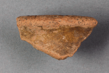 Fragment eines glasierten Miniaturgefäßes vom Kugelberg bei Goldbach, Spessart, zweites Drittel 12. Jahrhundert, Fz.-Nr. 302, H. 1,15 cm, Br. 2,08 cm