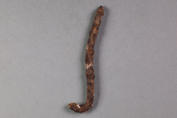 Fragment eines Kesselhakens aus Eisen vom Kugelberg bei Goldbach, Spessart, zweites Drittel 12. Jahrhundert, Fz.-Nr. 241, H. 8,7 cm, Br. 3,4 cm