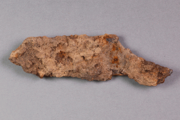 Fragment eines Messers aus Eisen vom Kugelberg bei Goldbach, Spessart, zweites Drittel 12. Jahrhundert, Fz.-Nr. 146, H. 3,1 cm, Br. 10,3 cm