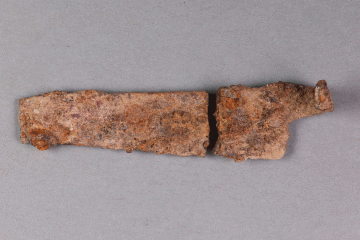 Fragment eines Messers aus Eisen vom Kugelberg bei Goldbach, Spessart, zweites Drittel 12. Jahrhundert, Fz.-Nr. 065, H. 1,7 cm, Br. 6,6 cm