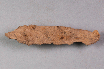 Fragment eines Messers aus Eisen vom Kugelberg bei Goldbach, Spessart, zweites Drittel 12. Jahrhundert, Fz.-Nr. 152, H. 1,9 cm, Br. 9,7 cm