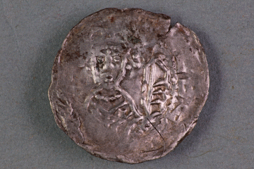 Münze des Mainzer Erzbischofs Adalbert I. von Saarbrücken vom Kugelberg bei Goldbach, Spessart (?), zweites Drittel 12. Jahrhundert, Fz.-Nr. 029, H. 1,54 cm, Br. 1,52 cm