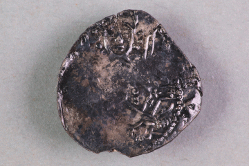 Münze des Mainzer Erzbischofs Adalbert I. von Saarbrücken vom Kugelberg bei Goldbach, Spessart (?), zweites Drittel 12. Jahrhundert, Fz.-Nr. 132, H. 1,80 cm, Br. 1,76 cm