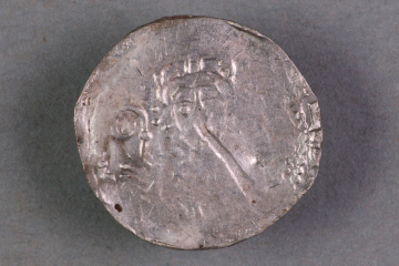 Münze des Mainzer Erzbischofs Adalbert I. von Saarbrücken vom Kugelberg bei Goldbach, Spessart (?), zweites Drittel 12. Jahrhundert, Fz.-Nr. 144, H. 1,44 cm, Br. 1,50 cm