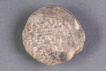 Münze des Mainzer Erzbischofs Adalbert I. von Saarbrücken (?) vom Kugelberg bei Goldbach, Spessart (?), zweites Drittel 12. Jahrhundert, Fz.-Nr. 284, H. 1,58 cm, Br. 1,65 cm