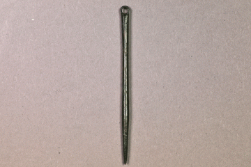 Nadel aus Messing oder Bronze vom Kugelberg bei Goldbach, Nürnberg (?), zweites Drittel 12. Jahrhundert, Fz.-Nr. 087, H. 5,70 cm, Br. 0,33 cm