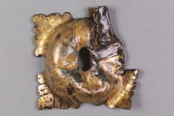 Fragment eines Schildbuckelbesatzes vom Kugelberg bei Goldbach, Spessart, zweites Drittel 12. Jahrhundert, Fz.-Nr. 022, H. 3,9 cm, Br. 4,1 cm