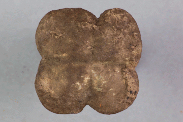 Fragment eines Schildnagels vom Kugelberg bei Goldbach, Spessart, zweites Drittel 12. Jahrhundert, Fz.-Nr. 105, H. 2,2 cm, Br. 2,2 cm