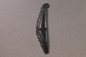 Fragment einer Schnalle mit Wellenrand vom Kugelberg bei Goldbach, Spessart, zweites Drittel 12. Jahrhundert, Fz.-Nr. 166, H. 3,75 cm, Br. 1,16 cm