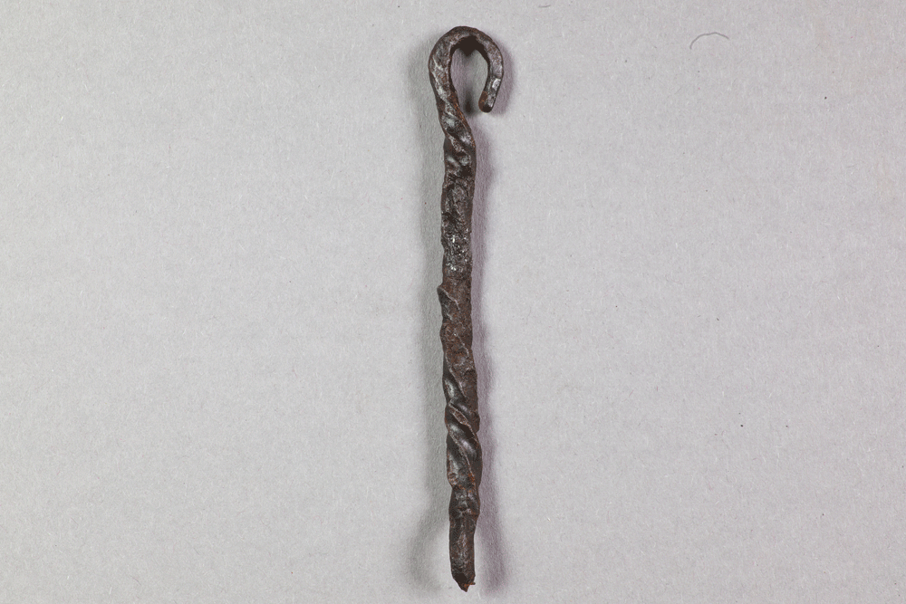 Fragment eines Kesselhakens von der Burg Wahlmich, Untermain (?), um 1250, Fd.-Nr. 329, H. 9,7 cm, Br. 1,5 cm